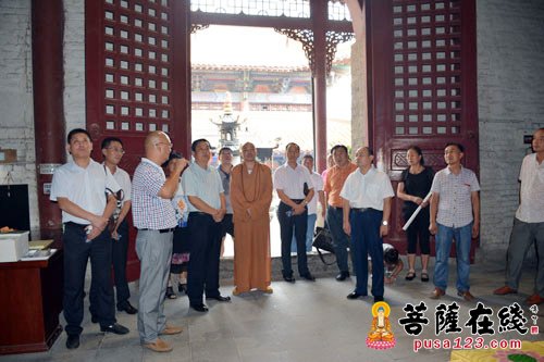 徐州市委副秘书长刘汉英一行赴兴化寺视察