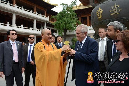 捷克总统泽曼参访上海静安寺 慧明法师热情接待