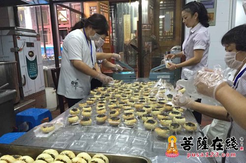 中秋节-苏州寒山寺组织员工和居士义工制作中秋净素月饼