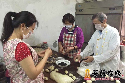 中秋节-苏州寒山寺组织员工和居士义工制作中秋净素月饼