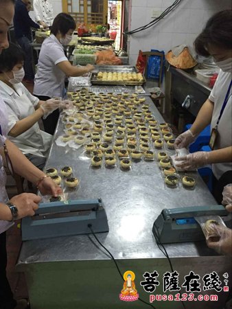 中秋节-苏州寒山寺组织员工和居士义工制作中秋净素月饼