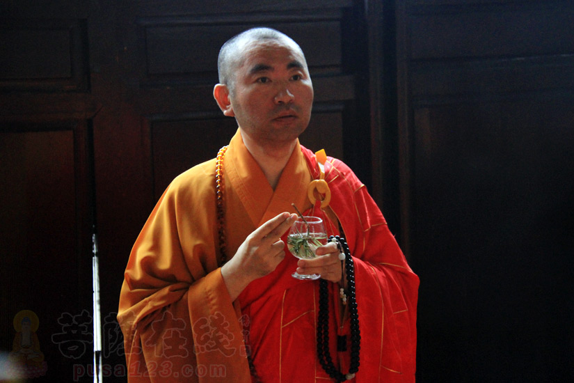 平熙大和尚手持杨枝净水(图片来源