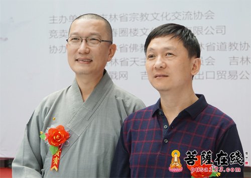 吉林省盲人协会会长王琦(右)台湾明海法师(左)