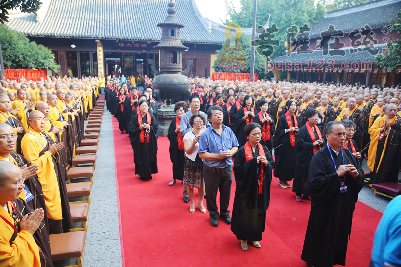 善信居士上香祈福(图片来源:菩萨在线 摄影:妙梵)