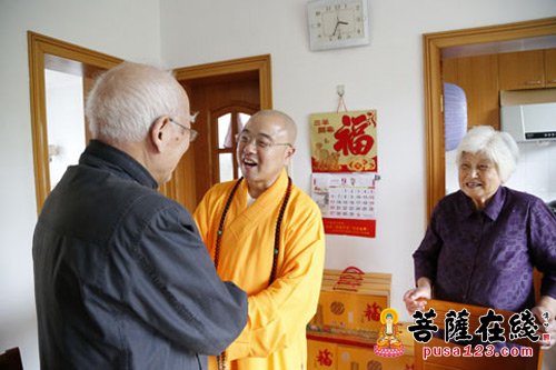 炉峰禅寺净芳大和尚中秋前夕看望绍兴书画界三老