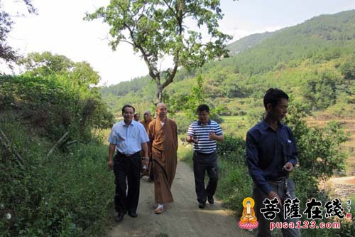 罗田-罗田县民宗部门及清元禅寺法师赴胜利镇瓦学村慰问当地贫困群众