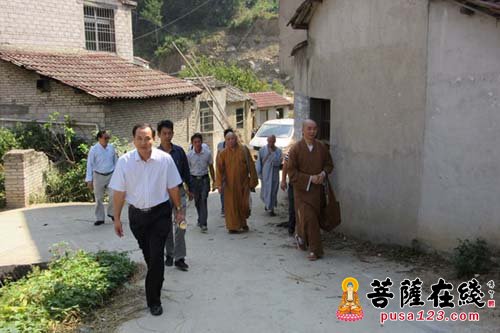 罗田-罗田县民宗部门及清元禅寺法师赴胜利镇瓦学村慰问当地贫困群众