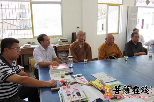 罗田-罗田县民宗部门及清元禅寺法师赴胜利镇瓦学村慰问当地贫困群众