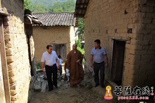 罗田-罗田县民宗部门及清元禅寺法师赴胜利镇瓦学村慰问当地贫困群众