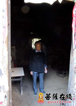 罗田-罗田县民宗部门及清元禅寺法师赴胜利镇瓦学村慰问当地贫困群众