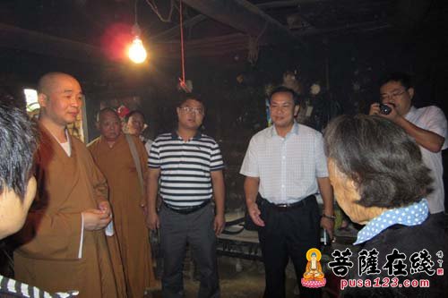 罗田-罗田县民宗部门及清元禅寺法师赴胜利镇瓦学村慰问当地贫困群众