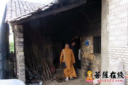 罗田-罗田县民宗部门及清元禅寺法师赴胜利镇瓦学村慰问当地贫困群众