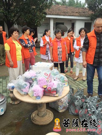 咸安-湖北省咸安佛协开展“金秋送福 关爱孤寡”活动