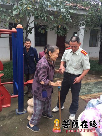咸安-湖北省咸安佛协开展“金秋送福 关爱孤寡”活动