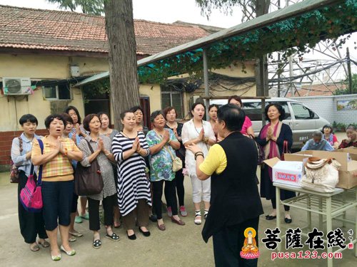 咸安-湖北省咸安佛协开展“金秋送福 关爱孤寡”活动