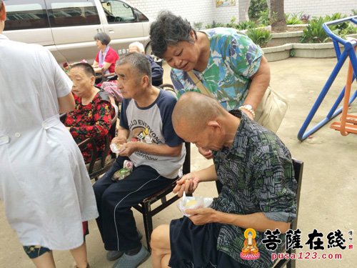 咸安-湖北省咸安佛协开展“金秋送福 关爱孤寡”活动