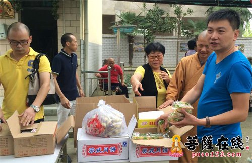 咸安-湖北省咸安佛协开展“金秋送福 关爱孤寡”活动