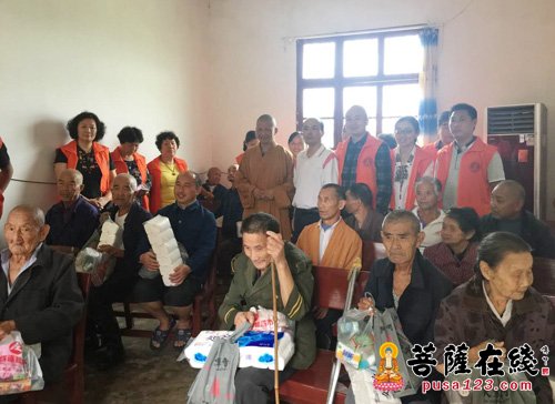 咸安-湖北省咸安佛协开展“金秋送福 关爱孤寡”活动