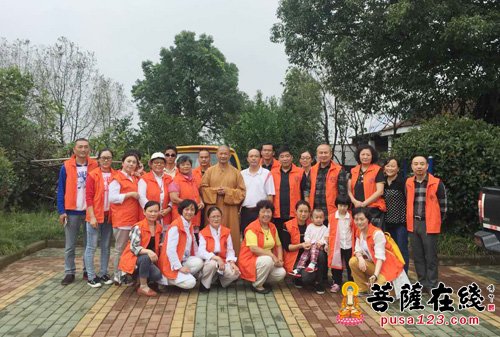 咸安-湖北省咸安佛协开展“金秋送福 关爱孤寡”活动