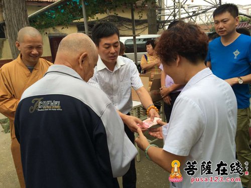 咸安-湖北省咸安佛协开展“金秋送福 关爱孤寡”活动