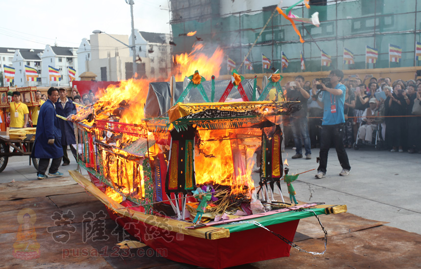 点燃西方船(图片来源:菩萨在线 摄影:妙善)