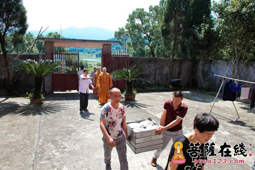 温州西隐古寺智开法师携寺院僧众赴养老院中秋慰问