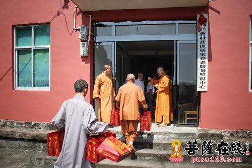 温州西隐古寺智开法师携寺院僧众赴养老院中秋慰问