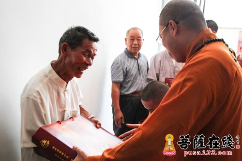 温州西隐古寺智开法师携寺院僧众赴养老院中秋慰问