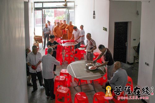 温州西隐古寺智开法师携寺院僧众赴养老院中秋慰问