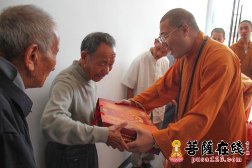 温州西隐古寺智开法师携寺院僧众赴养老院中秋慰问