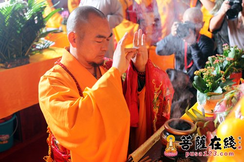 张家界天门山寺方丈,湘阴南泉寺方丈怀梵大和尚拈香(图片来源:菩萨