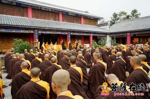 新戒前往方丈院跪拜仁师