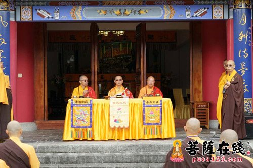 新戒前往方丈院迎请仁师