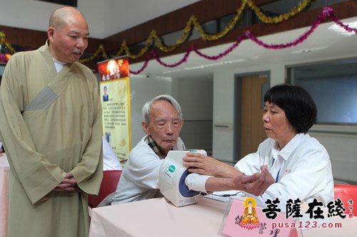 九九重阳 关爱老人：觉群慈爱功德会联合中山医院为福利院老人义诊
