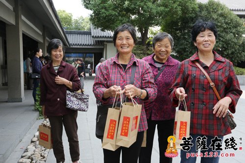 佛教-上海嘉定区佛教协会携手曙光医院举行重阳节送医敬老活动