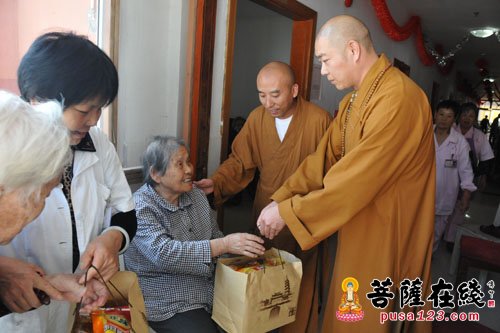 重阳节-上海松隐禅寺重阳节之际慰问大觉禅寺养老院老人