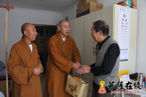 重阳节-上海松隐禅寺重阳节之际慰问大觉禅寺养老院老人