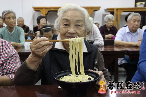 长寿面-九九重阳节 上海沉香阁礼请老人们于五观堂吃长寿面
