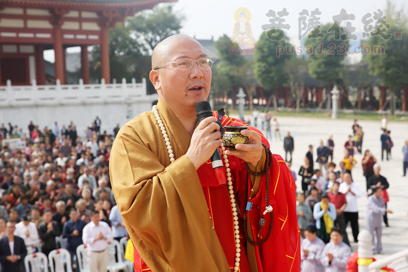 慧闻大和尚说法语(图片来源:菩萨在线 摄影:妙善)