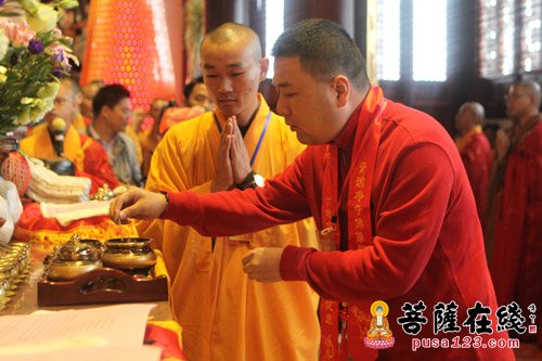 菩萨在线上海讯 天降甘露雨,普洒益群生,青云腾升起,佛日共增辉