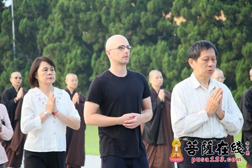 佛光山-观音菩萨出家日 佛光山2000信众朝山礼佛发愿心