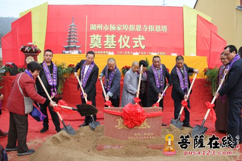 法会现场(图片来源:菩萨在线 摄影:妙若)湖州报恩寺住持觉伟法师致