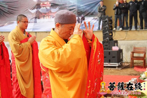 湖州报恩寺监院觉伟法师拈香(图片来源:菩萨在线 摄影:妙若)五位大德