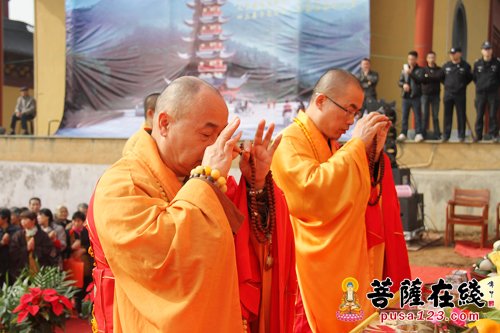 山万寿寺住持法心大和尚拈香湖州报恩寺监院觉伟法师拈香(图片来源