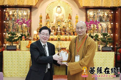 佛教-国宗局局长王作安一行参访香港观宗寺并看望老人