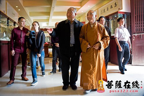 观音-“百态观音·慈航普渡”德化瓷艺大师暨全国书画名家作品展在福建资国寺举行