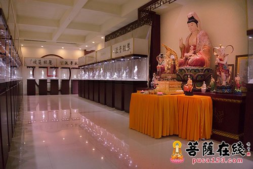 观音-“百态观音·慈航普渡”德化瓷艺大师暨全国书画名家作品展在福建资国寺举行