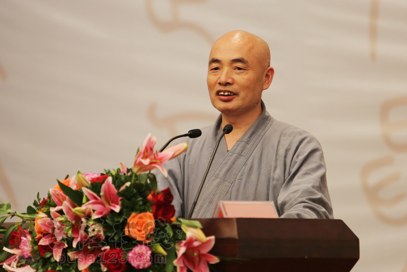 中国佛教协会常务理事济群法师作为评议嘉宾,对净因法师的示范讲经作