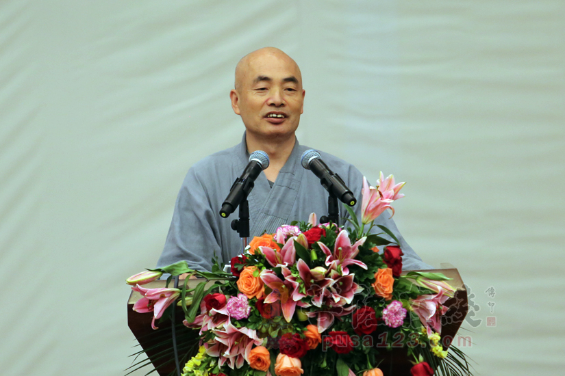 中国佛教协会常务理事济群法师对6位法师的讲经进行了点评(图片来源