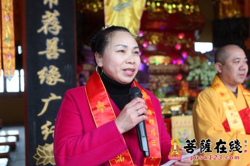 居士代表讲话 (图片来源:菩萨在线 摄影:妙善)